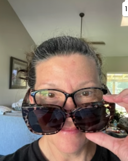 Clienta utilizando gafas Corvus Fit Over